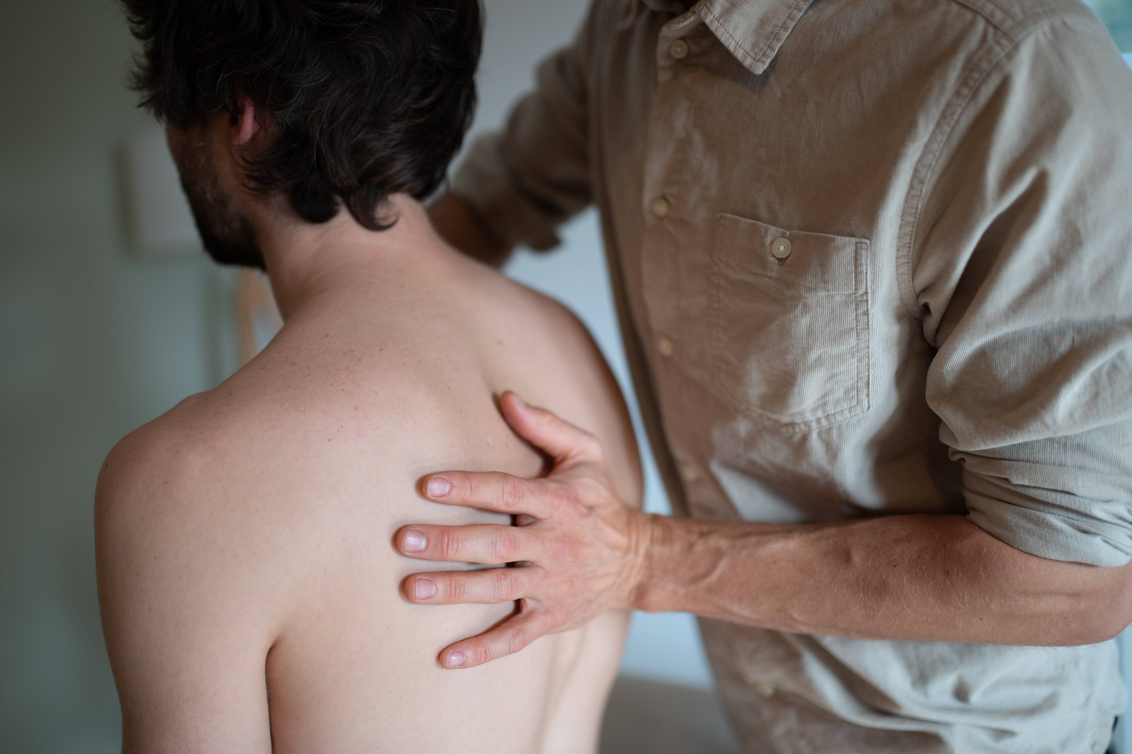Alexander Baubin im Gespräch mit einem Patienten