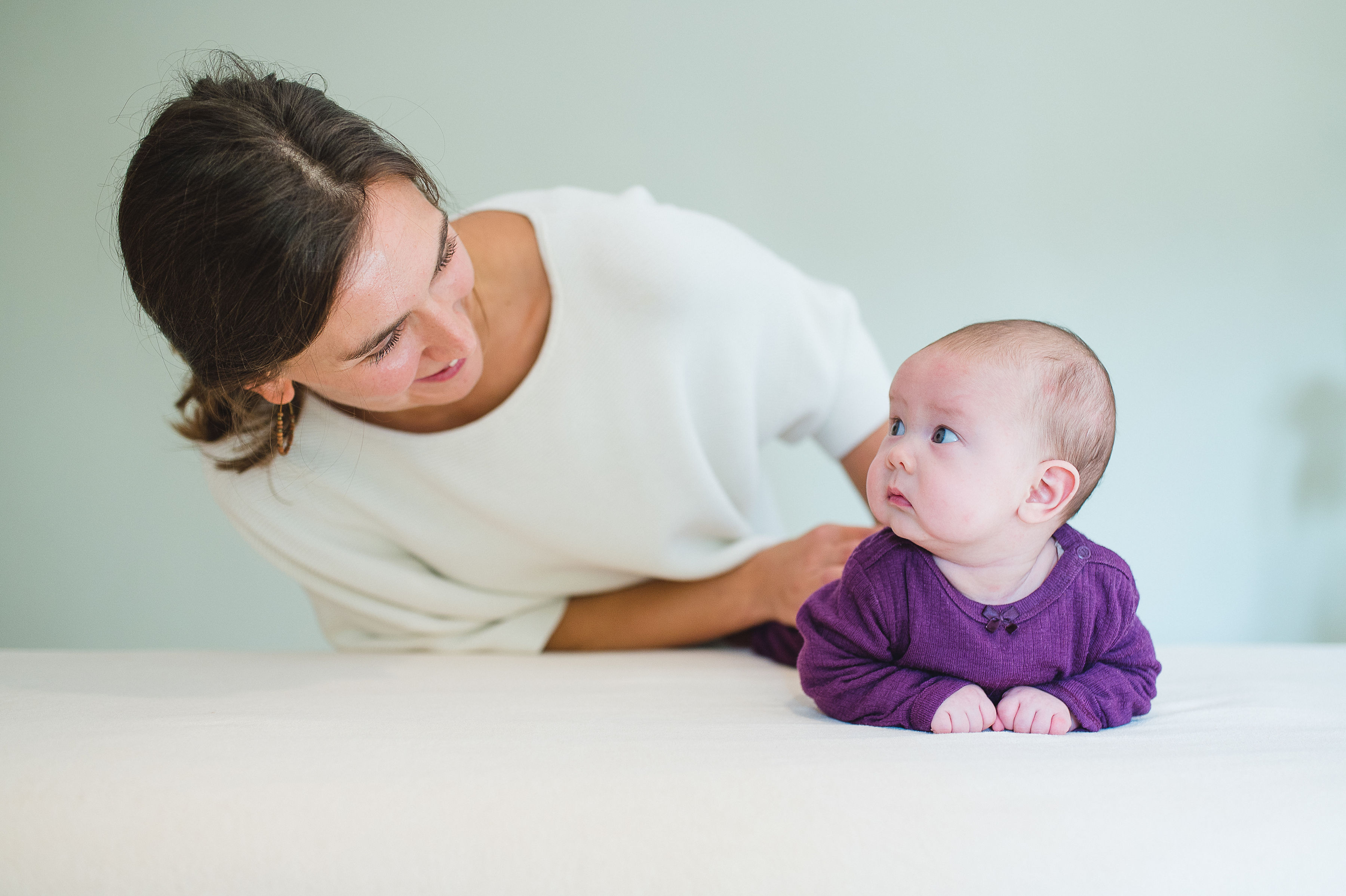Kim Baubin mit Baby auf der Behandlungsliege